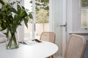 Chic Studio With Patio 20 min From CBD